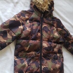 Big boys lightweight long camouflage puffer coat camouflage. Size 8/10